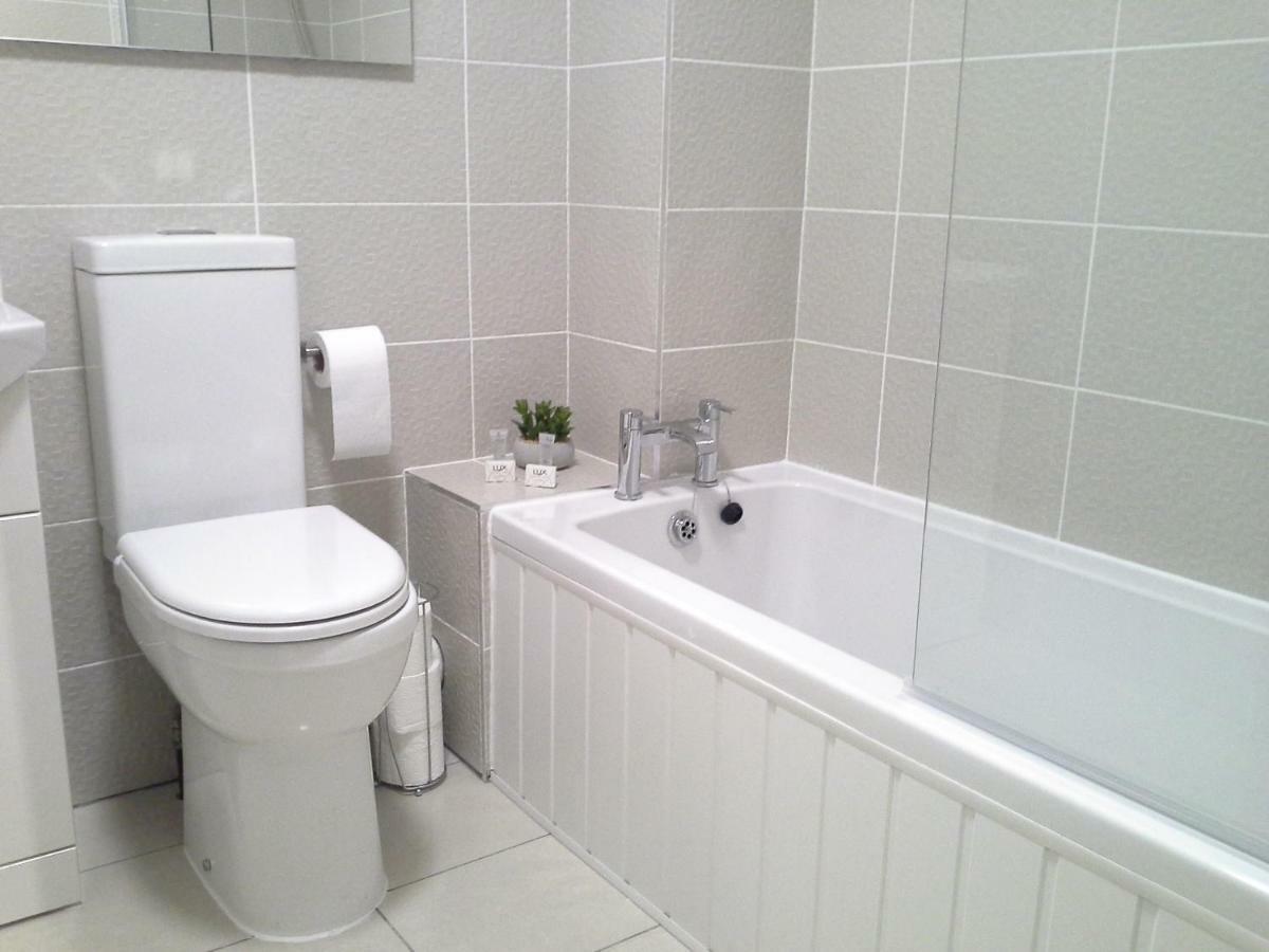 Modern Leith Apartment. Единбург Екстериор снимка